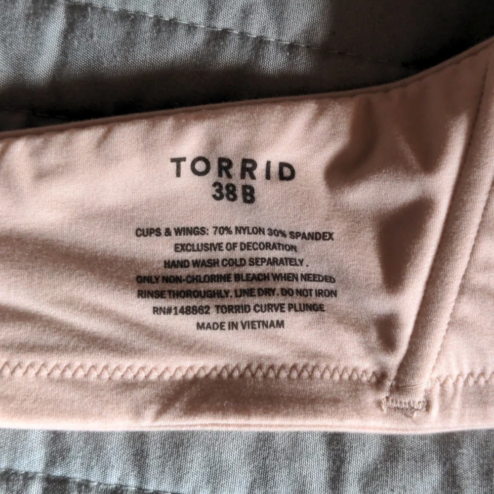 Torrid NWOT Nude Lightly Padded Plunge Bra, size 38B - Picture 7 of 7